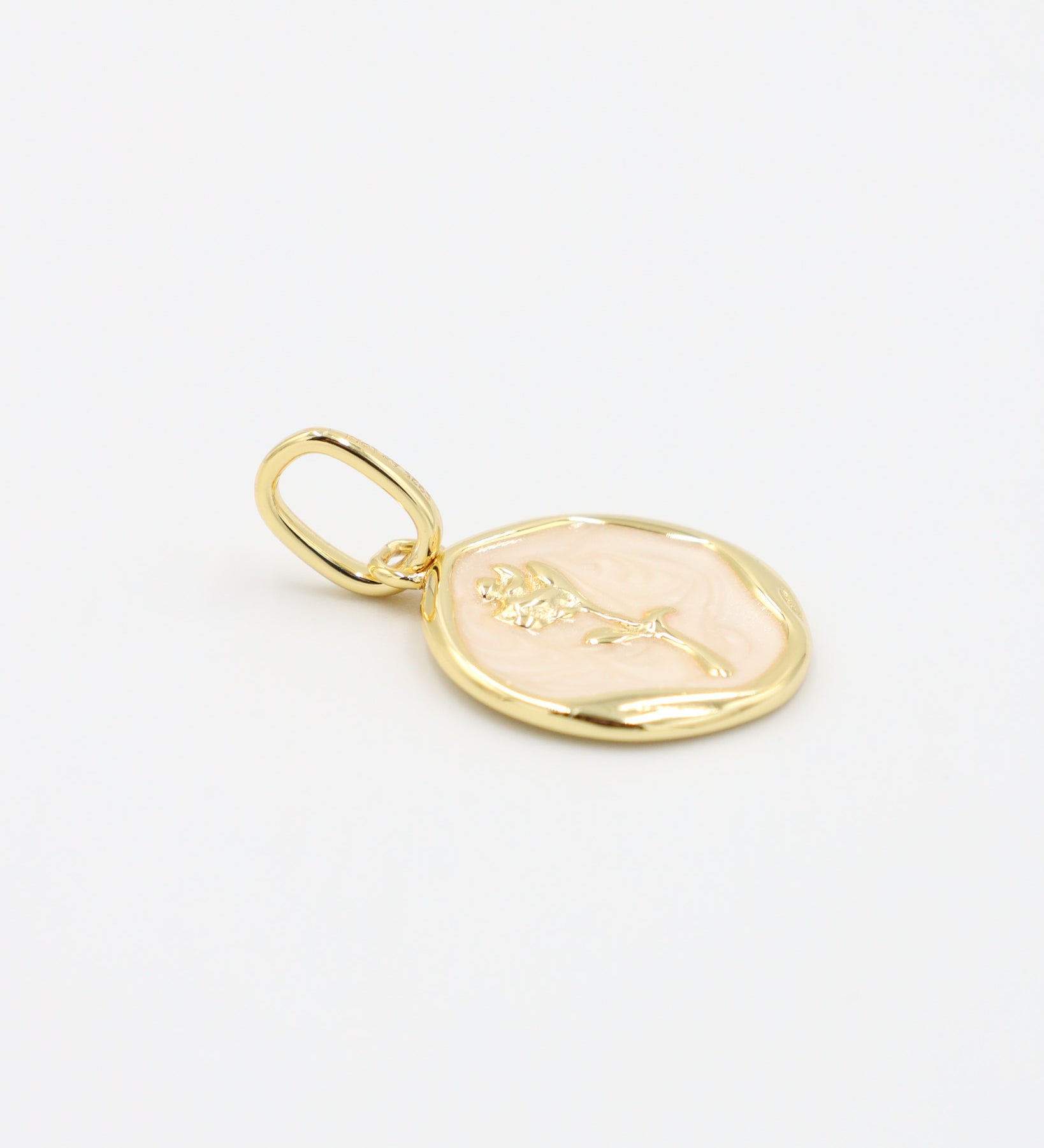 Close-up of the Gwendolyn Gold pendant with an elegant flower motif in enamel, crafted from gold-plated 925 sterling silver.