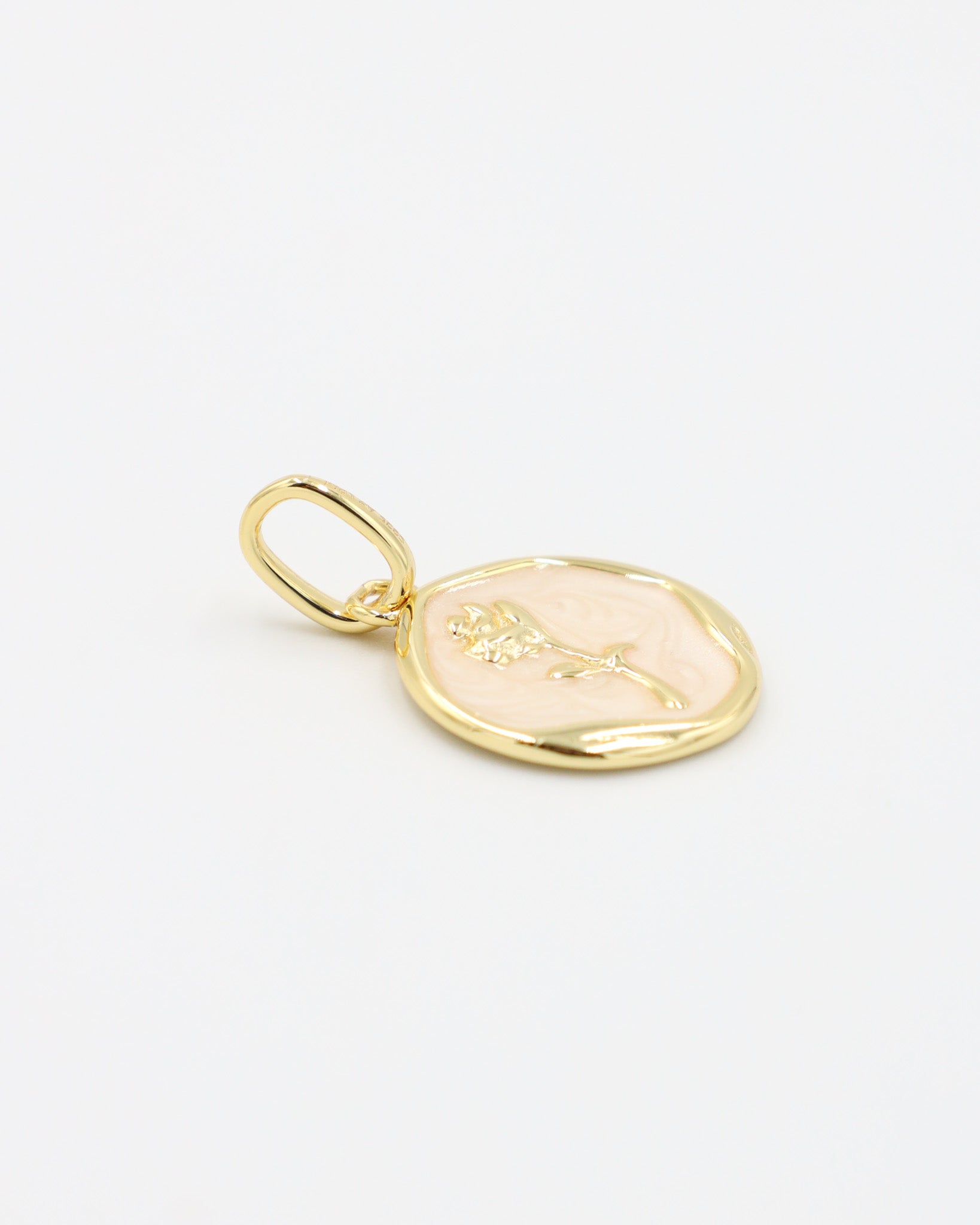 Close-up of the Gwendolyn Gold pendant with an elegant flower motif in enamel, crafted from gold-plated 925 sterling silver.