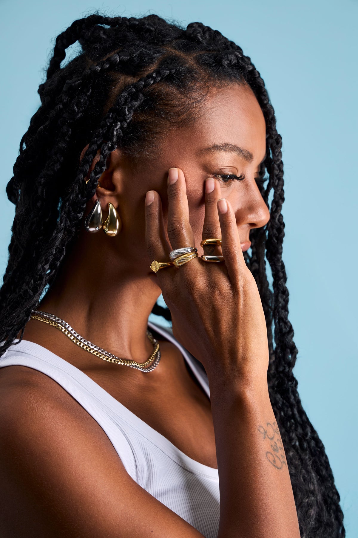 Model trägt Schmuck von ruru.